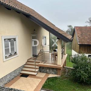 OTOČAC - Kuća s prostranom okućnicom i 2 gradilišta