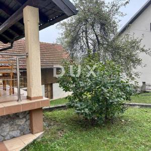OTOČAC - Kuća s prostranom okućnicom i 2 gradilišta