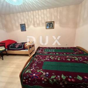 OTOČAC - Kuća s prostranom okućnicom i 2 gradilišta