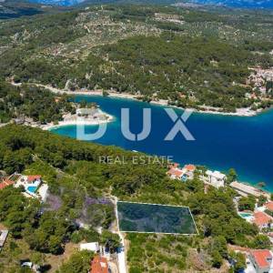 OTOK BRAČ - Građevinsko zemljište na prekrasnoj lokaciji 100 metara od mora s građevinskom dozovolom!