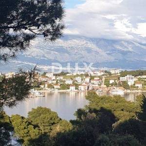 OTOK BRAČ - Građevinsko zemljište na prekrasnoj lokaciji 100 metara od mora s građevinskom dozovolom!