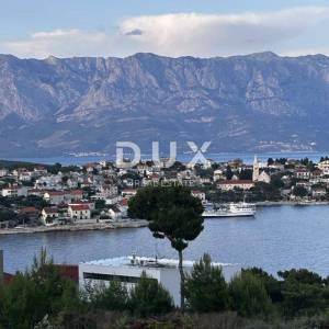 OTOK BRAČ - Građevinsko zemljište na prekrasnoj lokaciji 100 metara od mora s građevinskom dozovolom!