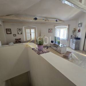 Otok Cres, grad Cres, stan 70m od rive!