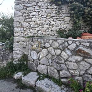 Otok Cres, Orlec, kuća u nizu s konobom, terasom i vrtom