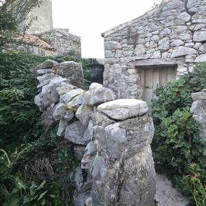 Otok Cres, Orlec, kuća u nizu s konobom, terasom i vrtom