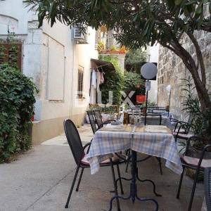OTOK CRES - stambeno-poslovni objekt u staroj jezgri