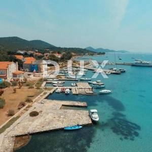 OTOK IST - Građevinsko zemljište s privatnim putem do plaže! Mir, tišina, priroda...!