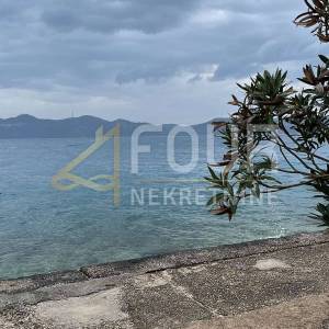 Otok Iž, kuća 1. red do mora