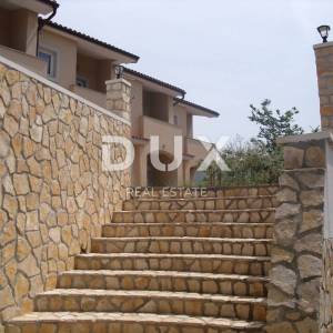 OTOK KRK, BAŠKA - 4 kuće sa 8 apartmana i bazenom