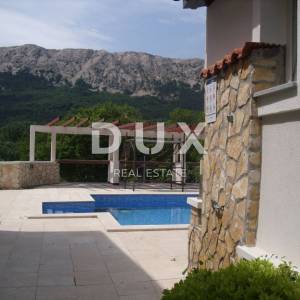 OTOK KRK, BAŠKA - 4 kuće sa 8 apartmana i bazenom