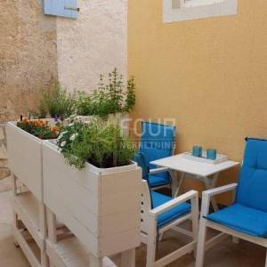 Otok Krk, Baška, adaptirana kamena kuća 70m od mora