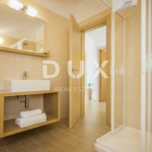 OTOK KRK, BAŠKA - ekskluzivna villa sa 7 apartmana i bazenom! PRILIKA!!!