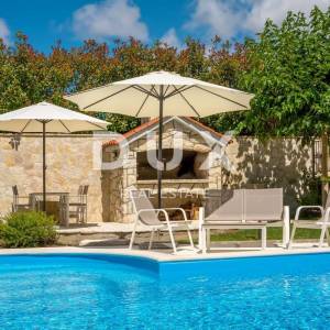 OTOK KRK, BAŠKA - ekskluzivna villa sa 7 apartmana i bazenom! PRILIKA!!!