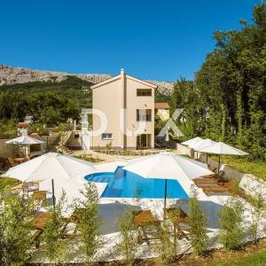 OTOK KRK, BAŠKA - ekskluzivna villa sa 7 apartmana i bazenom! PRILIKA!!!