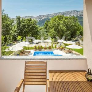 OTOK KRK, BAŠKA - ekskluzivna villa sa 7 apartmana i bazenom! PRILIKA!!!