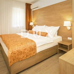 OTOK KRK, BAŠKA - ekskluzivna villa sa 7 apartmana i bazenom! PRILIKA!!!