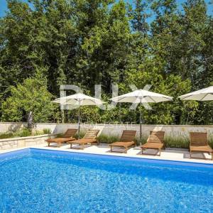 OTOK KRK, BAŠKA - ekskluzivna villa sa 7 apartmana i bazenom! PRILIKA!!!