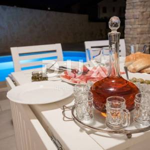 OTOK KRK, BAŠKA - ekskluzivna villa s bazenom - novogradnja na odličnoj lokaciji! PRILIKA!!!