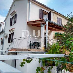 OTOK KRK, BAŠKA - Kamena kuća sa dvije stambene jedinice