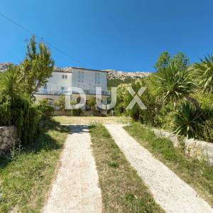 OTOK KRK, BAŠKA - Kuća s 5 apartmana i velikom okućnicom