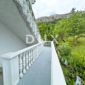 OTOK KRK, BAŠKA - Kuća s 5 apartmana i velikom okućnicom