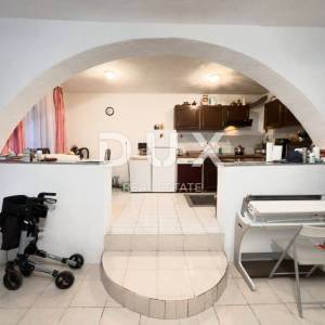 OTOK KRK, BAŠKA - Kuća s 5 apartmana i velikom okućnicom