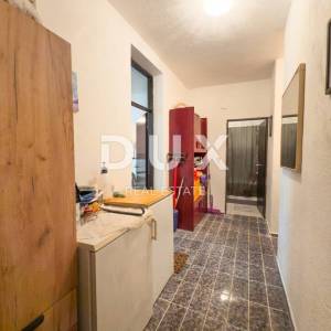 OTOK KRK, BAŠKA - Kuća s 5 apartmana i velikom okućnicom
