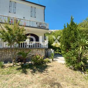 OTOK KRK, BAŠKA - Kuća s 5 apartmana i velikom okućnicom