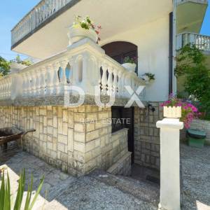 OTOK KRK, BAŠKA - Kuća s 5 apartmana i velikom okućnicom