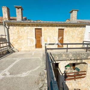 OTOK KRK, BAŠKA (okolica) - Kamena kuća s velikom okućnicom