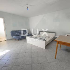 OTOK KRK, BAŠKA (okolica) - Kamena kuća s velikom okućnicom