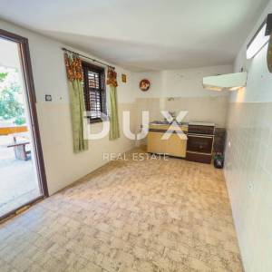 OTOK KRK, BAŠKA (okolica) - Kamena kuća s velikom okućnicom