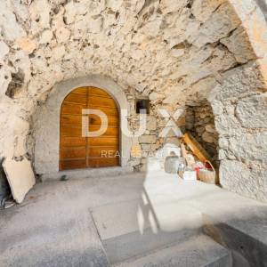 OTOK KRK, BAŠKA (okolica) - Kamena kuća s velikom okućnicom