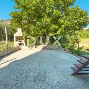 OTOK KRK, BAŠKA (okolica) - Kamena kuća s velikom okućnicom