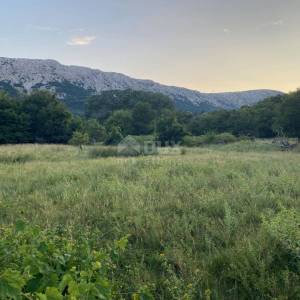 OTOK, KRK, BAŠKA, STROGI CENTAR - građevinsko zemljište 850 m2 ugostiteljsko turističke namjene T1 - samo 300 metara od mora! P...