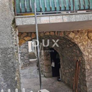 OTOK KRK, DOBRINJ -  Autohtona kuća s pogledom na more