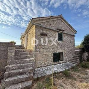 OTOK KRK, DOBRINJ – Kamena vila s bazenom i pogledom na more, PRILIKA!!!
