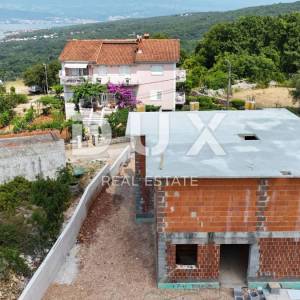 OTOK KRK, DOBRINJ - Mediteranska kuća u novogradnji s privatnim bazenom i pogledom na more, na rubu zelene zone