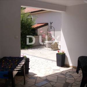 Otok Krk, Dobrinj (okolica) - Samostojeća kuća sa bazenom 