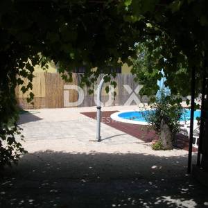 Otok Krk, Dobrinj (okolica) - Samostojeća kuća sa bazenom 