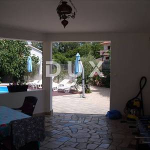 Otok Krk, Dobrinj (okolica) - Samostojeća kuća sa bazenom 