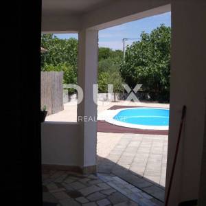 Otok Krk, Dobrinj (okolica) - Samostojeća kuća sa bazenom 