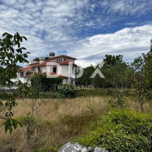 OTOK KRK, DOBRINJ (OKOLICA) -  Kuća sa 7 stambenih jedinica