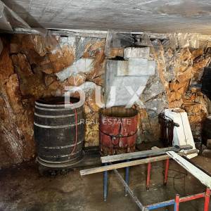 OTOK KRK, DOBRINJ (OKOLICA) -  Kuća sa 7 stambenih jedinica