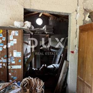 OTOK KRK, DOBRINJ (OKOLICA) -  Kuća sa 7 stambenih jedinica