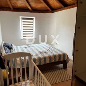 OTOK KRK, DOBRINJ (OKOLICA) -  Kuća sa 7 stambenih jedinica