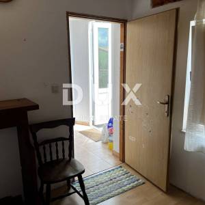 OTOK KRK, DOBRINJ (OKOLICA) -  Kuća sa 7 stambenih jedinica