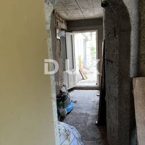 OTOK KRK, DOBRINJ (OKOLICA) -  Kuća sa 7 stambenih jedinica