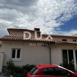OTOK KRK, DOBRINJ (OKOLICA) -  Kuća sa 7 stambenih jedinica