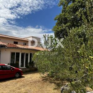 OTOK KRK, DOBRINJ (OKOLICA) -  Kuća sa 7 stambenih jedinica